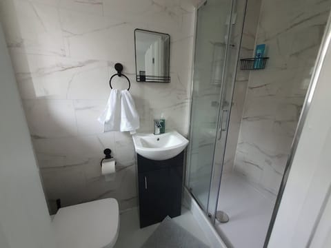 House | Bathroom | Shower, free toiletries, hair dryer, towels