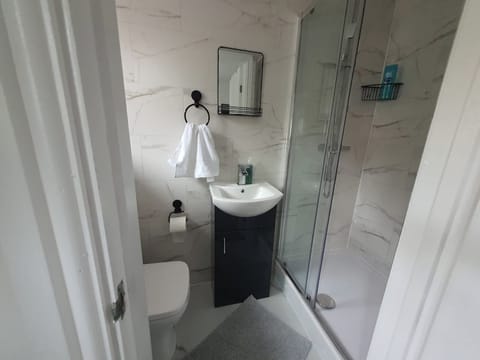 House | Bathroom | Shower, free toiletries, hair dryer, towels