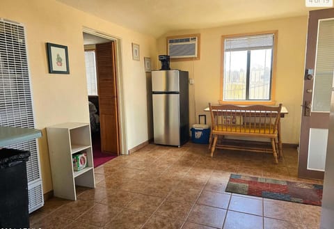 Full-size fridge, microwave, oven, stovetop