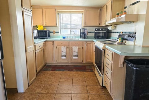 Full-size fridge, microwave, oven, stovetop