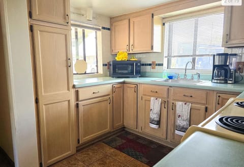 Full-size fridge, microwave, oven, stovetop