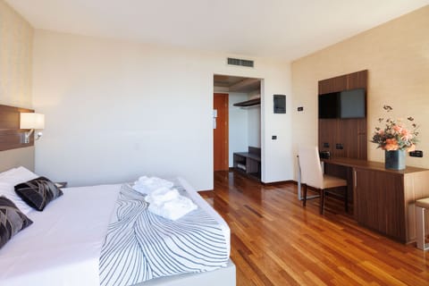 Standard Double or Twin Room | Minibar, in-room safe, desk, laptop workspace