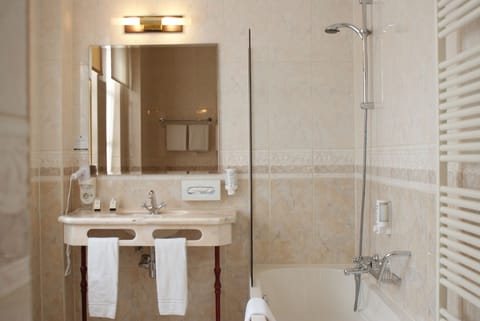 Standard Double Room | Bathroom | Eco-friendly toiletries, hair dryer, towels