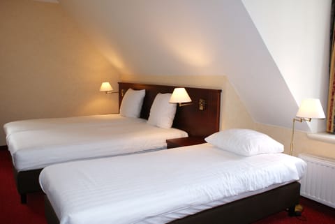 Triple Room | In-room safe, desk, free WiFi, bed sheets