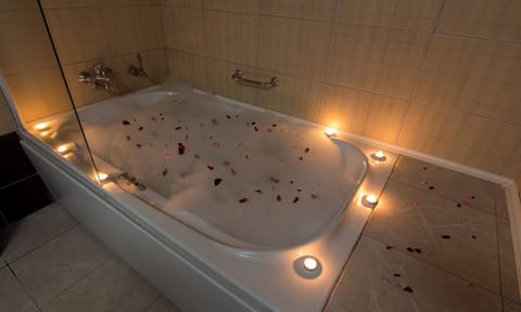 Suite | Bathroom | Combined shower/tub, hair dryer, bathrobes, towels