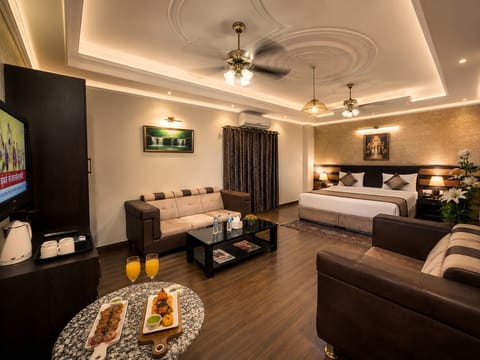 Luxury Suite | Desk, laptop workspace, soundproofing, iron/ironing board (on request)