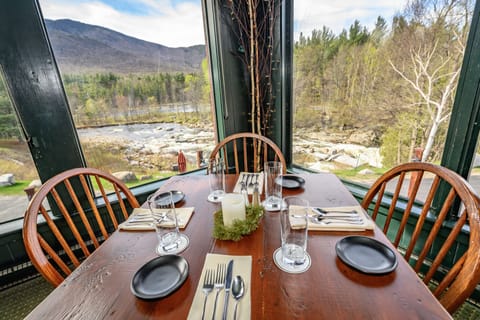 2 restaurants, dinner served, American cuisine