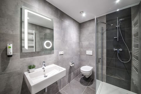 Standard Double or Twin Room | Bathroom | Shower, hair dryer, towels