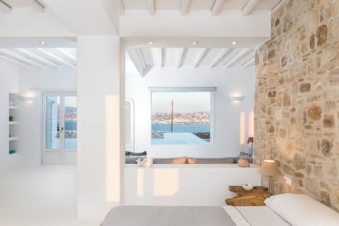 5 bedrooms, soundproofing, iron/ironing board, WiFi (free)