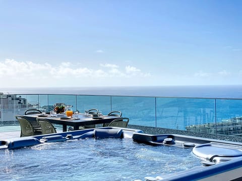 House | 3 bedrooms, desk
