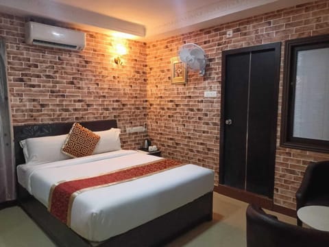 Deluxe Double Room | Blackout drapes, iron/ironing board, free WiFi