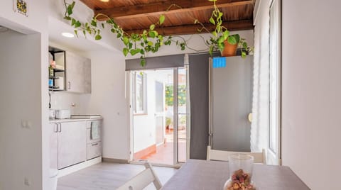 Stovetop, highchair, cookware/dishes/utensils