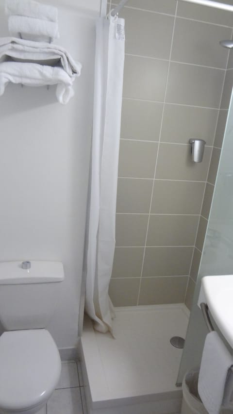 Standard Double Room | Bathroom | Shower, rainfall showerhead, free toiletries, hair dryer