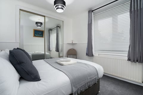 Apartment | 2 bedrooms, iron/ironing board, free WiFi, bed sheets