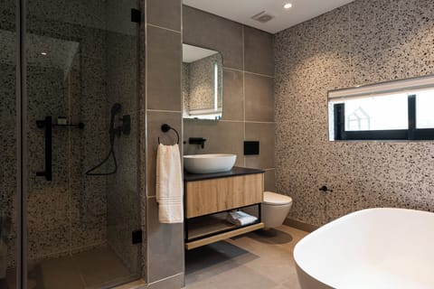 Junior Suite | Bathroom | Separate tub and shower, hair dryer, slippers, towels