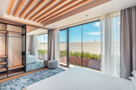 Junior Studio Suite | In-room safe, laptop workspace, blackout drapes, iron/ironing board