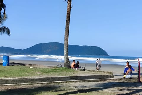 Beach nearby, white sand, 8 beach bars