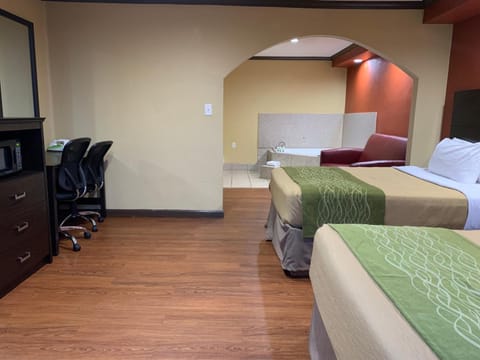 Romantic Studio Suite | Iron/ironing board, free WiFi, bed sheets