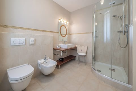 Comfort Single Room | Bathroom | Free toiletries, hair dryer, bathrobes, towels