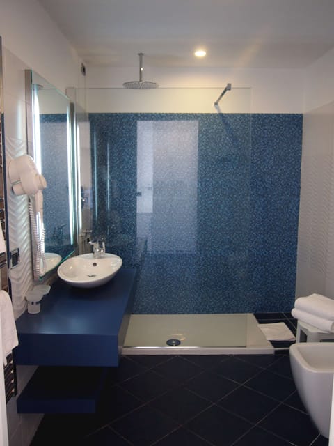 Shower, free toiletries, hair dryer, bidet