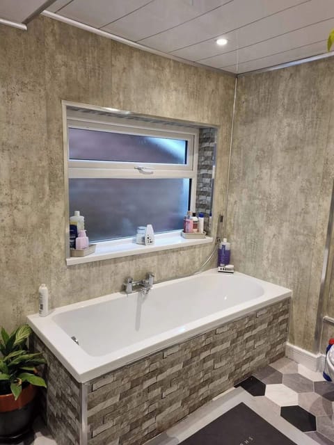 Studio | Bathroom | Separate tub and shower, deep soaking tub, free toiletries, hair dryer