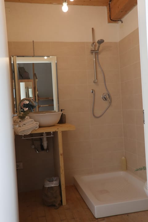 I Mezzardi | Bathroom | Hair dryer, towels, soap, shampoo