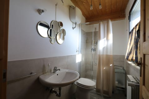 Nonno Bino | Bathroom | Hair dryer, towels, soap, shampoo