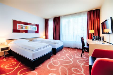 Hypo-allergenic bedding, in-room safe, desk, laptop workspace