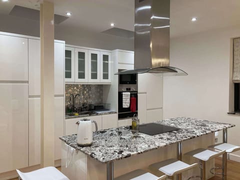 House | Private kitchen | Fridge, microwave, oven, stovetop