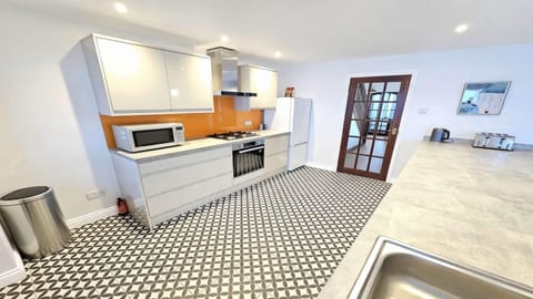 Cottage (3 Bedrooms) | Front of property