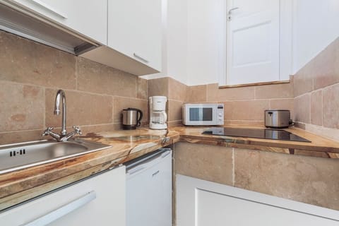 Superior Studio, Balcony, Sea View | Private kitchen