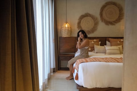 Deluxe Room, 1 King Bed, Jetted Tub | Minibar, in-room safe, individually decorated, desk