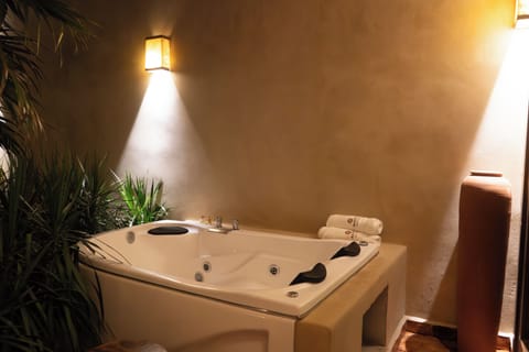Deluxe Room, 1 King Bed, Jetted Tub | Private spa tub