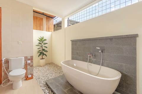 Deluxe Suite, Patio, Pool View | Bathroom | Combined shower/tub, free toiletries, hair dryer, slippers