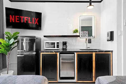 Deluxe Studio Suite (Shared Bathroom) | Private kitchenette | Mini-fridge, microwave, paper towels