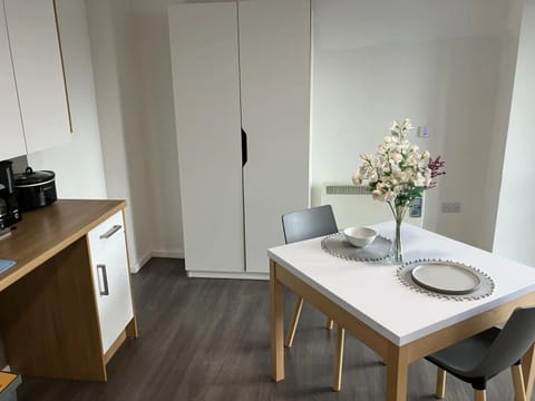 Studio, Non Smoking | In-room dining