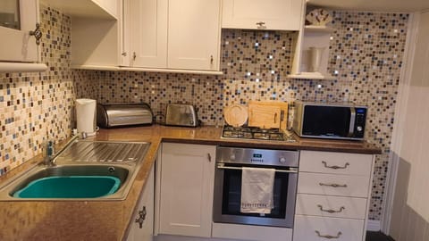 House | Private kitchen | Fridge, microwave, oven, stovetop