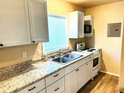 Basic Apartment | Private kitchen | Coffee/tea maker, fridge, microwave, oven