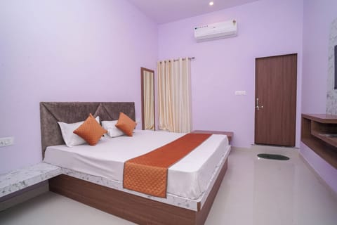 Deluxe Double Room, City View | Desk, laptop workspace, WiFi (free)
