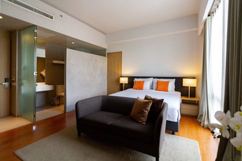 Deluxe Room, 1 King Bed | Premium bedding, minibar, in-room safe, desk