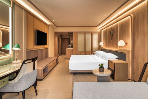 Club Deluxe (King) | Hypo-allergenic bedding, pillowtop beds, in-room safe, desk