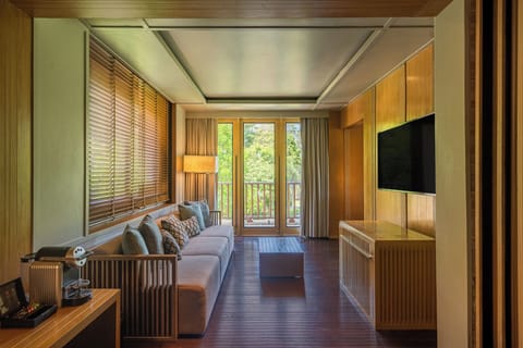 Hypo-allergenic bedding, pillowtop beds, in-room safe, desk