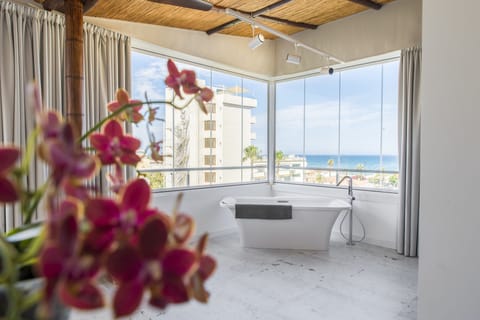 Junior Studio Suite, Sea View | Premium bedding, minibar, in-room safe, desk