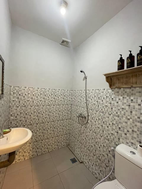 Standard Double Room | Bathroom