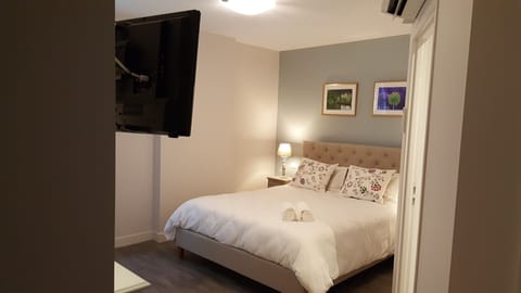 Desk, laptop workspace, free WiFi