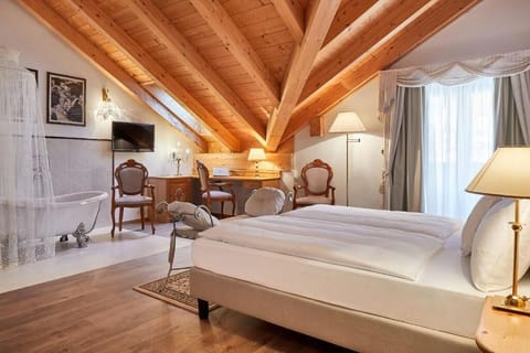 Comfort Double or Twin Room | In-room safe, soundproofing, free WiFi, bed sheets