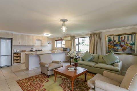 Room 8 - Superior | Living room | Flat-screen TV