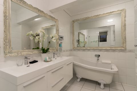 Room 3 - Standard | Bathroom | Separate tub and shower, free toiletries, hair dryer, bathrobes
