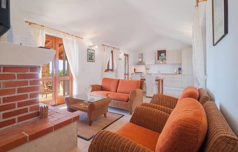 House, Garden View | Living area | Flat-screen TV