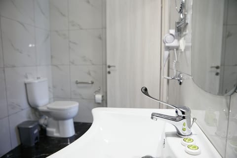 Basic Twin Room | Egyptian cotton sheets, premium bedding, down comforters